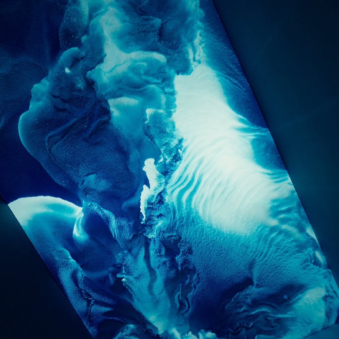 [작품소개] #푸투라서울 #레픽아나돌⠀갤러리 3에서는 서울바람(2024)과 인공현실- 태평양(2024) 두 작품을 동시에 만난다. 〈서울 바람(2024)〉은 아나돌(@re (3).