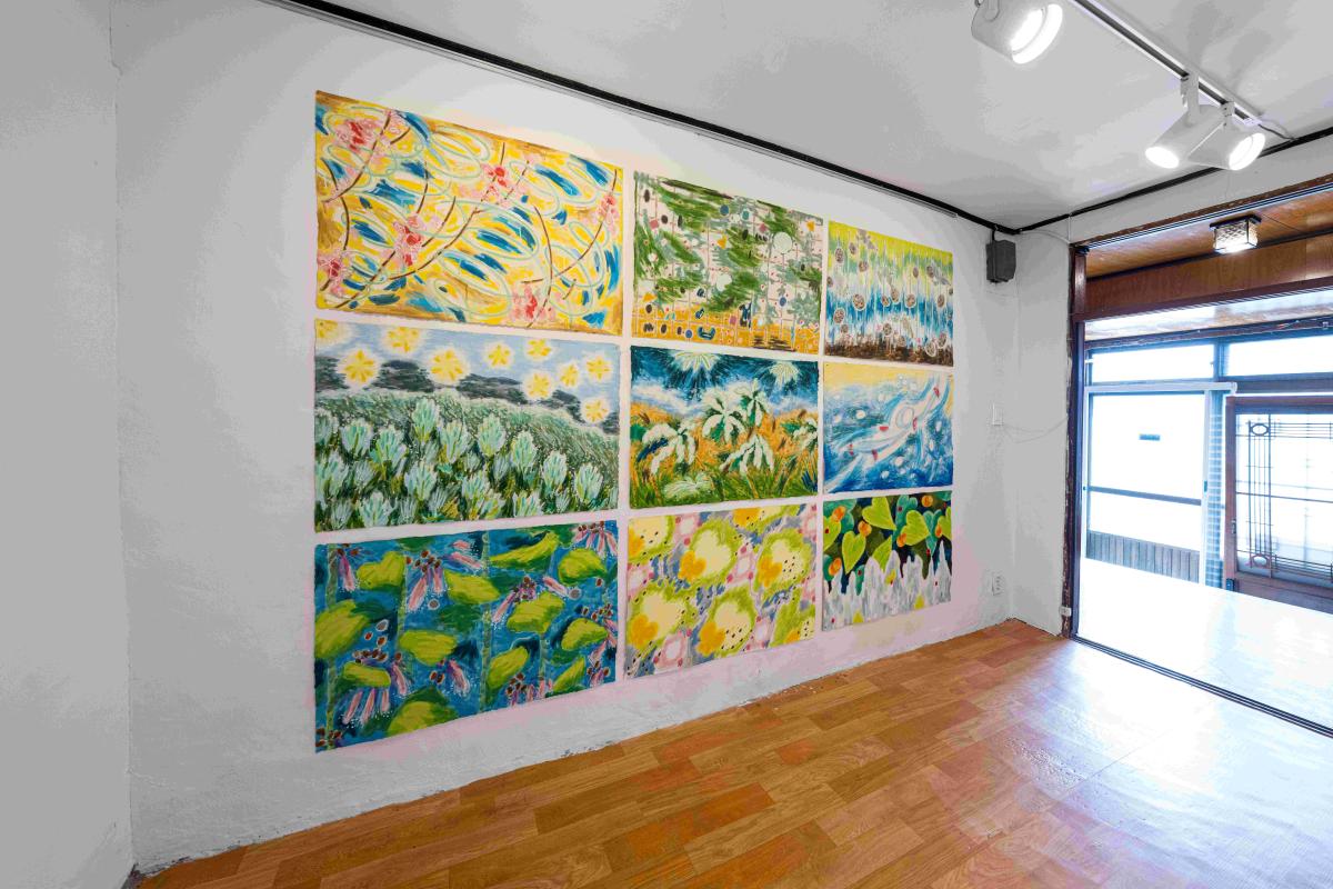 장한이 [짧은 시간, 긴 숨] 시리즈 전시전경 사진 촬영 정비소.jpg