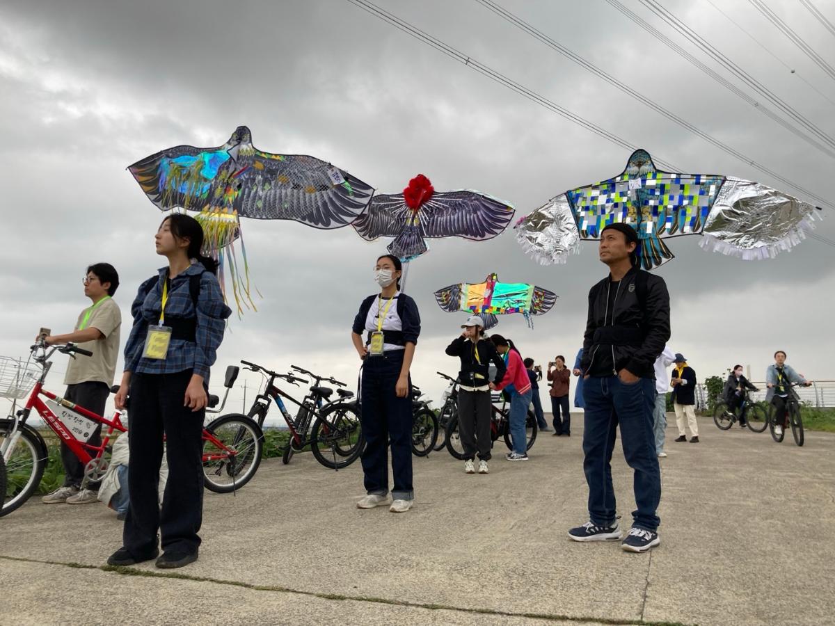1. 서해영 작품 이미지, 새들을 위한 기념비- 자전거 퍼포먼스(당진 소들섬), 가변크기, 칼라사진, 2024-2025_사진 정윤선.jpg