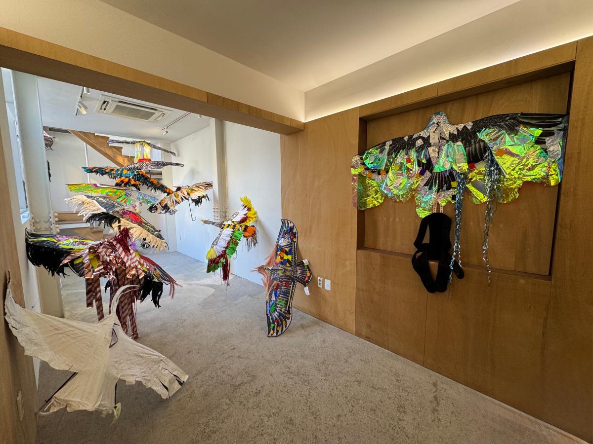 2. 서해영 전시 전경, 새들을 위한 기념비, 가변 크기, 새연에 테반사테이프와 깃털장식, 등 거치대, 2025(참여자-김선아, 김새롬 외 59명)_사진 서해영.jpg