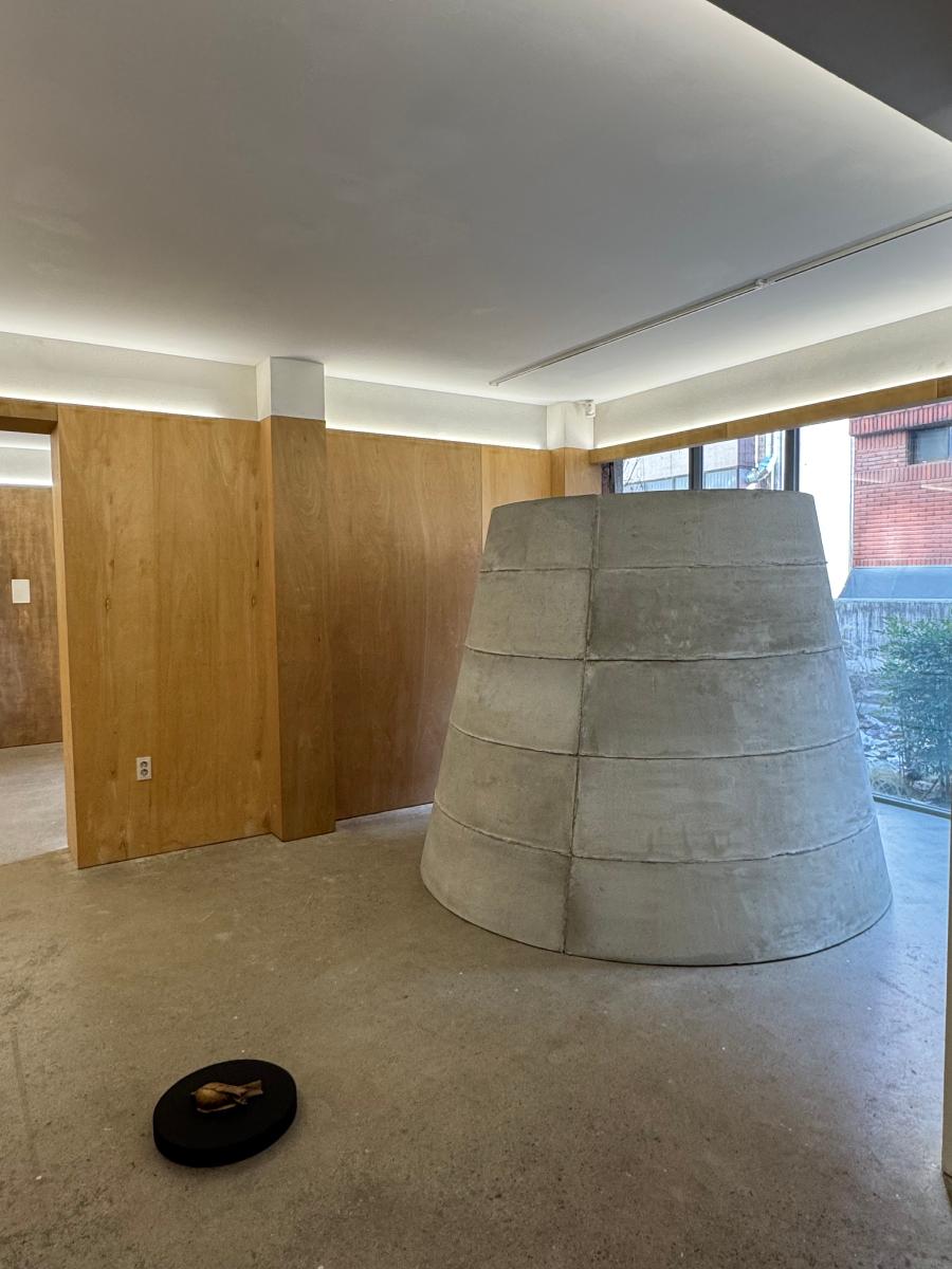 5. 서해영 전시 전경, 송전탑 조각(하부)과 너무 가까운 새(2025년 9월 직박구리, 서울) 크기-송전탑 하부(지름 240x 190cm), 시멘트, 너무 가까운 새(23x13x8cm), 청동, 시멘트 좌대, 2025_사진 서해영.jpeg