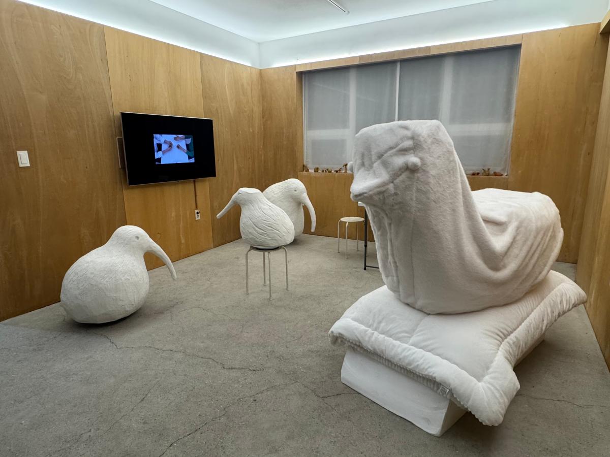 4. 서해영 전시 전경, 대화 워크숍-새 좋아하세요_, 가변 크기, 흙으로 만든 조각 여러.jpg